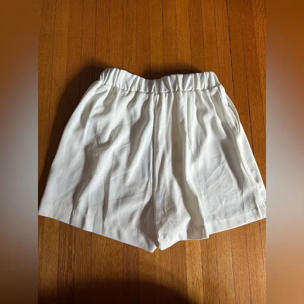 Dolce Cabo White Elastic Waist Buckle Shorts, Size L, NWT - Image 9