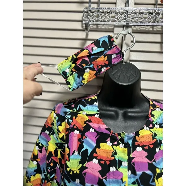 Cotonality Multi Colored Frogs Short Sleeve Snap‎ Up Round Pockets Size Small - Image 2