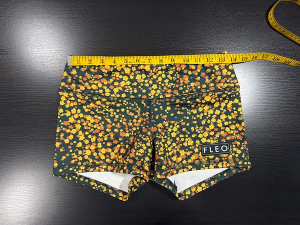 Women’s Fleo Daisy Confetti 3.25” inseam shorts size medium - Image 4