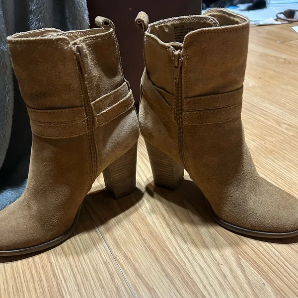 Light Tan Suede heeled Ankle Boots zipper on inside women’s 8M - Image 4