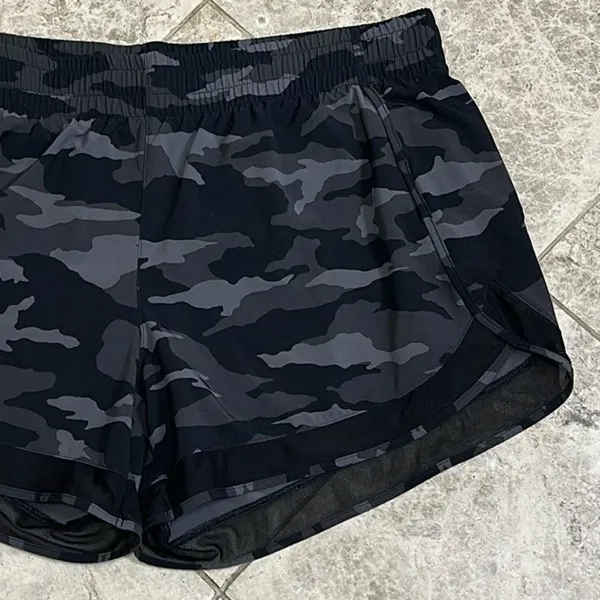 Athleta Racer Run Mid Rise Short 4” Black Camo Size Large - Image 4