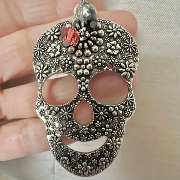 Silver tone skull pendant necklace - Image 5