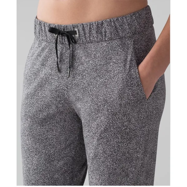 Lululemon On The Fly PantSea Spray Alpine White‎ Dark Chrome Size 8 Jogger - Image 2