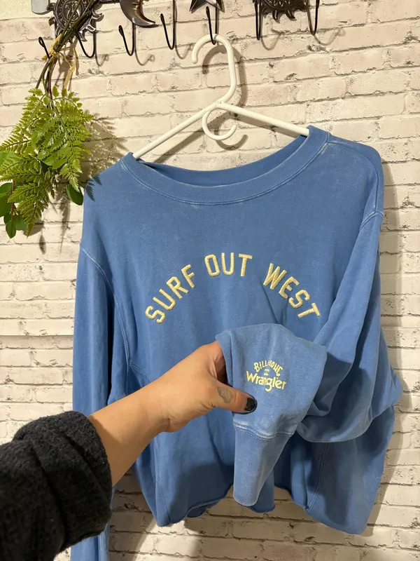 Buckle Wrangler x Billabong Aged Indigo Surf Out West Cropped Sweatshirt - Image 4