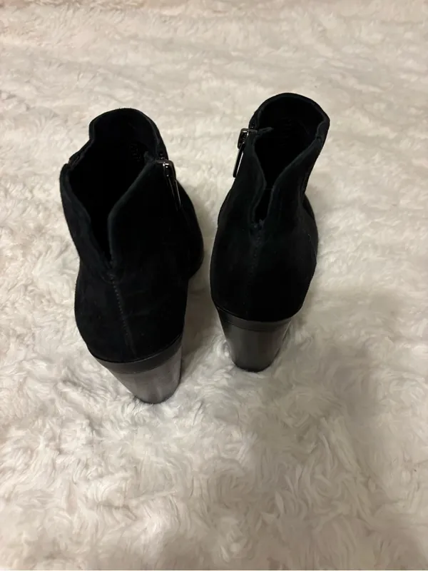 Vince Camuto Grania Black Suede Ankle Boots 7 Pointed Toe Western - Image 4