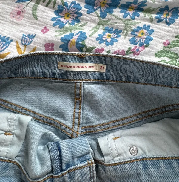 Levi’s Mom Shorts Light Wash High-Waisted - Image 3