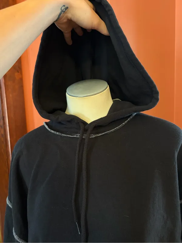 NWT-Levi’s slightly cropped hoodie with contrast stitching - Image 3