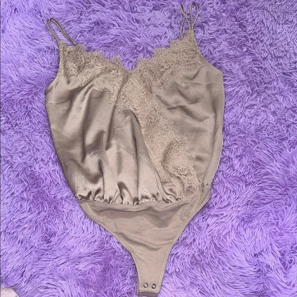 Abercrombie Elegant Cream Lace Bodysuit - Image 3