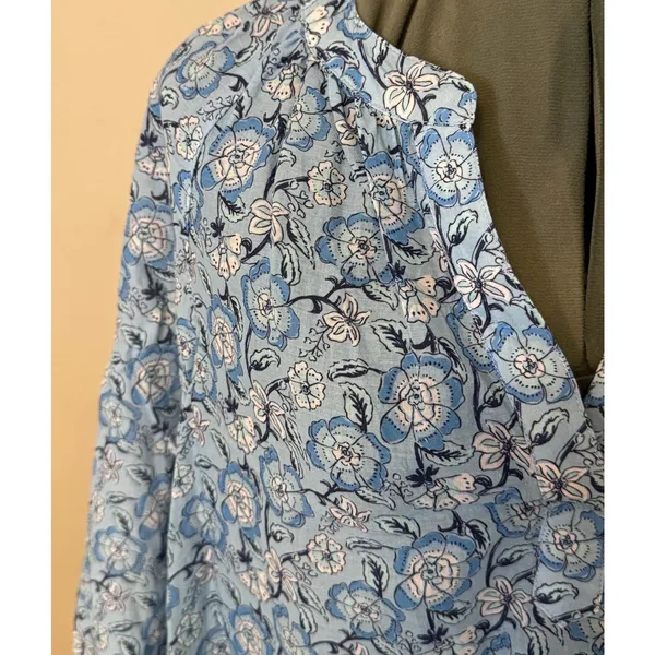 Vineyard Vines Floral Beachy Popover Blue and White Top Size Small - Image 5