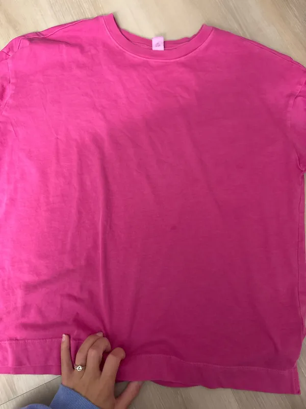 Old navy tee  - Image 3
