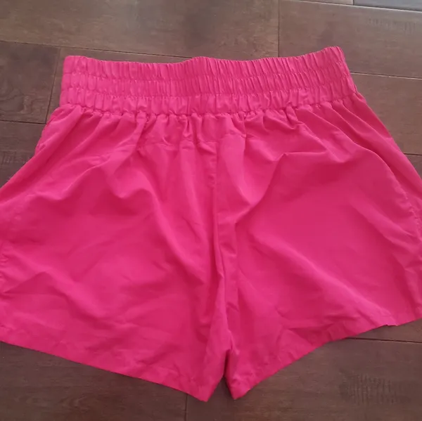 Pink work out shorts size medium no lining inside it was taken out - Image 3