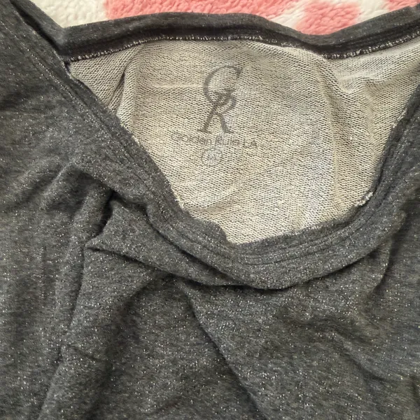 Off-Shoulder Charcoal Grey Cropped Sweatshirt w/ Pink Heart Graphic 💕 | Y2K Loungecore | Size M - Image 4
