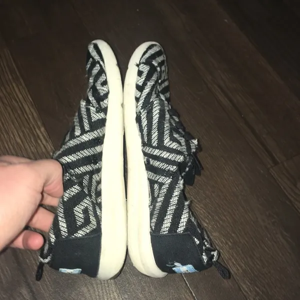 Tom’s 7.5 black and white abstract striped tennis shoes/sneakers - Image 3
