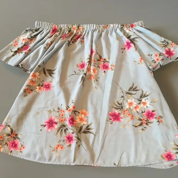 Off the shoulder baby blue floral top. Size medium never worn - Image 4