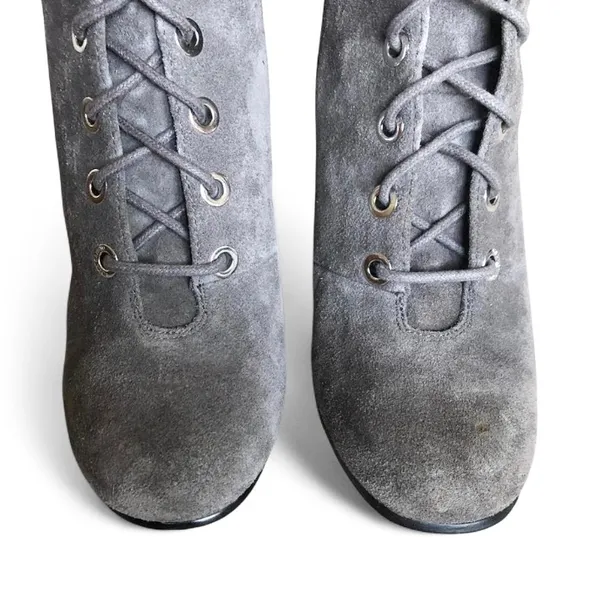 Vince Camuto Women’s 8M Gray Suede Teisha Lace Up Heeled Ankle Boots. - Image 5