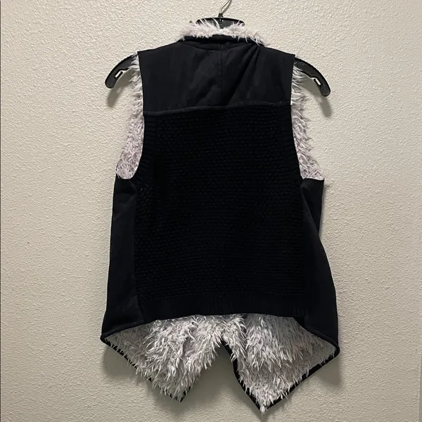 Fate Textured Black Vest with White Faux Fur Lining - Image 5