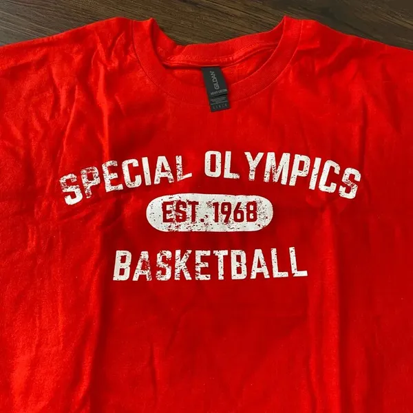 NWOT Red Gildan 100% Cotton Special Olympics Basketball Graphic Tee T-Shirt L - Image 2