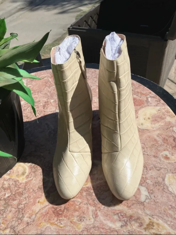 $248 NEW Schutz croco-embossed leather ankle boots/ booties eggshell 10 - Image 4