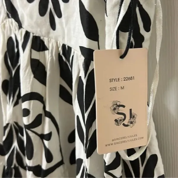 Sincerely Jules Flowy Black and White Sleeveless Mini Dress(Size Medium) - Image 5