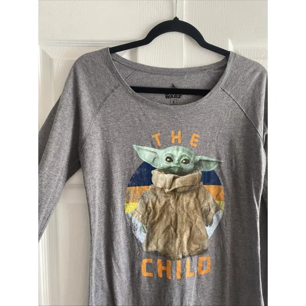 Star Wars The Child Mandalorian Graphic Tee Womens Size S Gray Long Sleeve Tee - Image 4