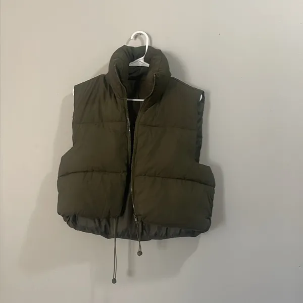 Olive green cropped puffer vest full zip large - Image 2