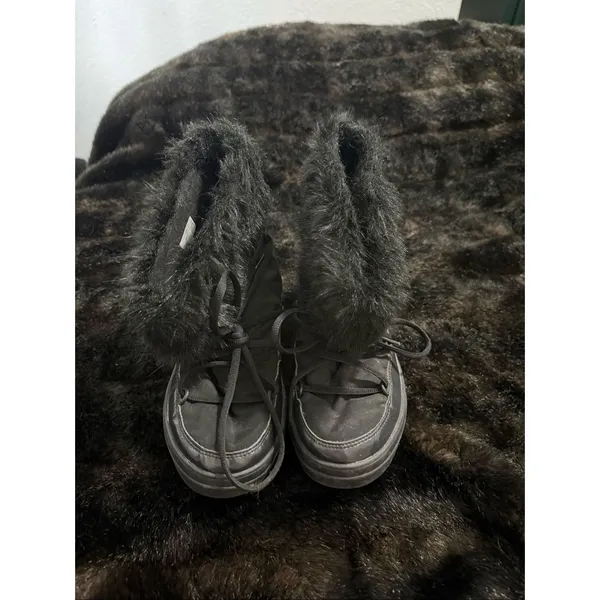 Crocs LodgePoint Boots Women's Size 7 Black Faux Fur Nylon Pull On Cinch Lace - Image 2