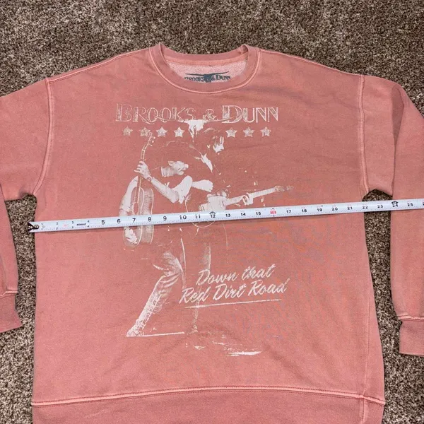 Brooks & Dunn crewneck sweatshirt 'Down that Red Dirt Road'. - Image 5