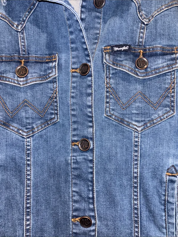 Wrangler Blue Jean Jacket Large 4 Pockets In Front Buttons Have W On Them - Image 2