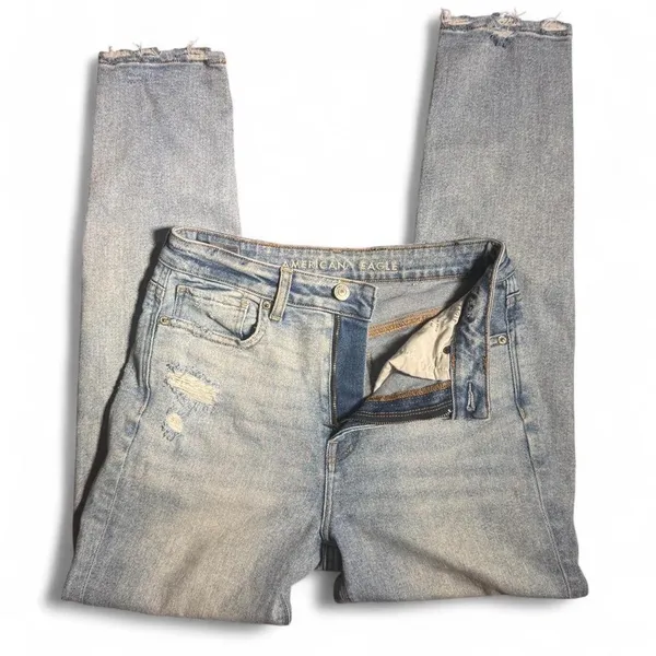 American Eagle Outfitters light wash straight-leg mom jeans. Size 2 - Image 3