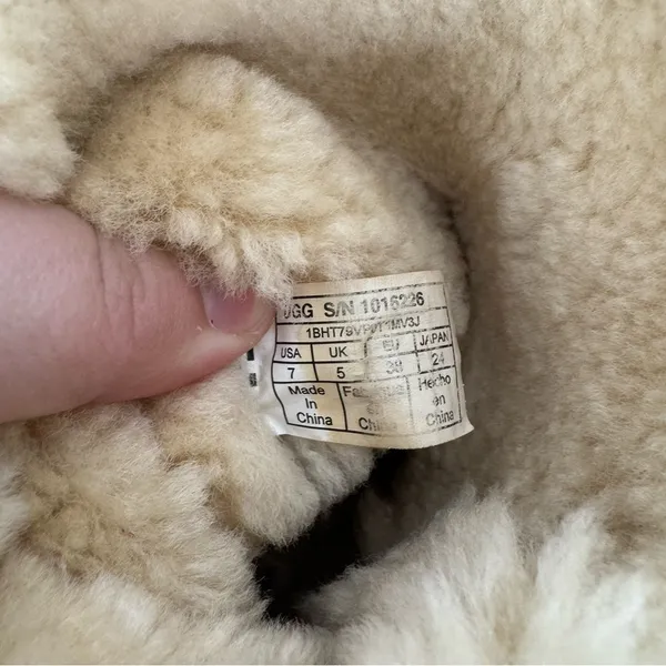 Ugg Classic Bailey Boots with Buttons‎ Size 7 - Image 5