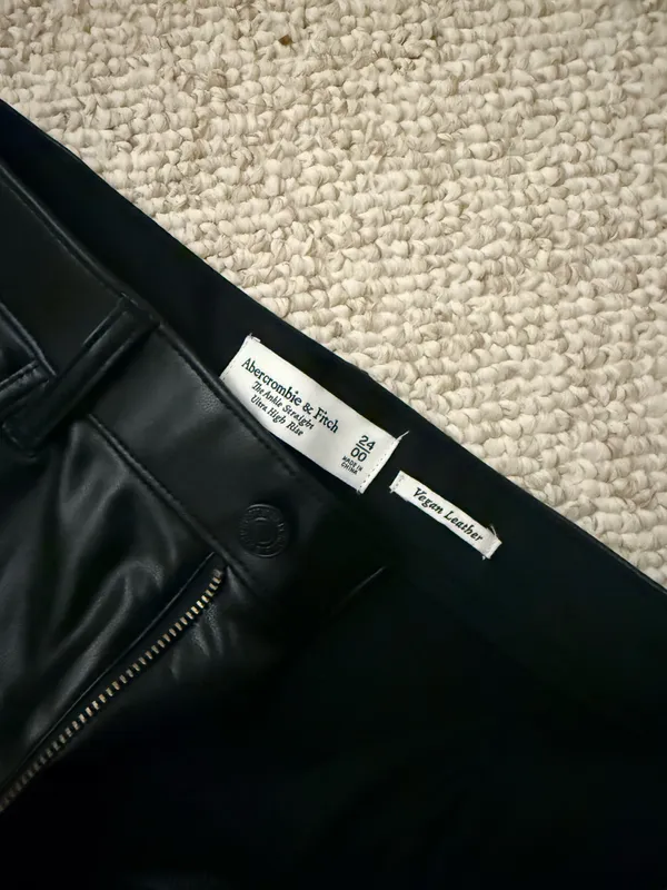 Abercrombie High-Rise Ankle Straight Vegan Leather Ultra - Image 3