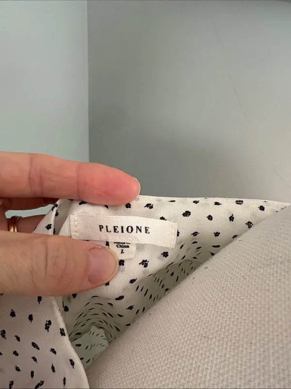 Pleione White V-Neck Short Sleeve Blouse Black Dot Flutter Sleeve Smocked Large - Image 2