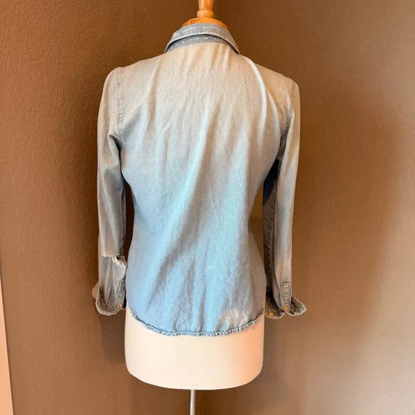 Zara Light Wash Denim Chambray Lace Trim Button Down Shirt M - Image 4