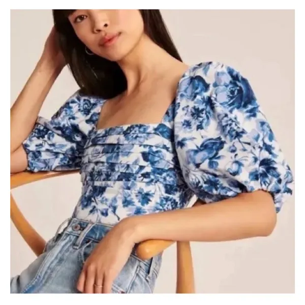 $60 NWOT Abercrombie puff sleeve crop top in blue rose floral M - Image 2