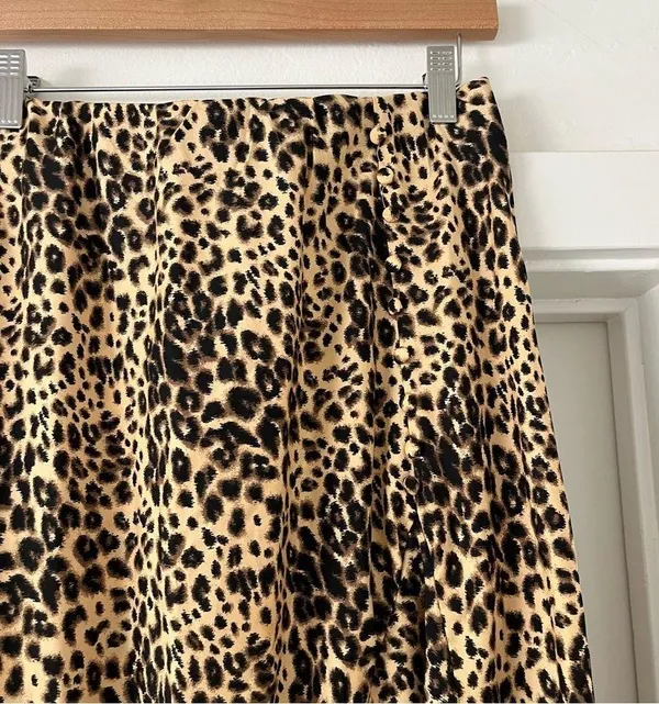Leopard print midi skirt with ruffle slit - Image 7