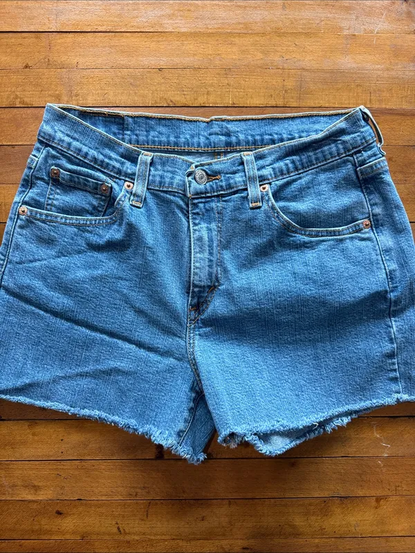 Levis Med Wash Cutoff Jean Shorts No Tag 3" Inseam Waist Size 29" - Image 3
