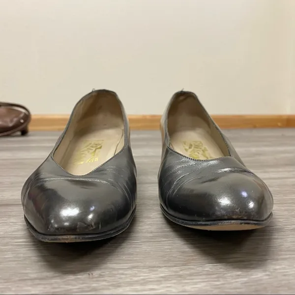 Salvatore Ferragamo Metallic Pewter Leather Pumps 9 AA Vintage - Image 6
