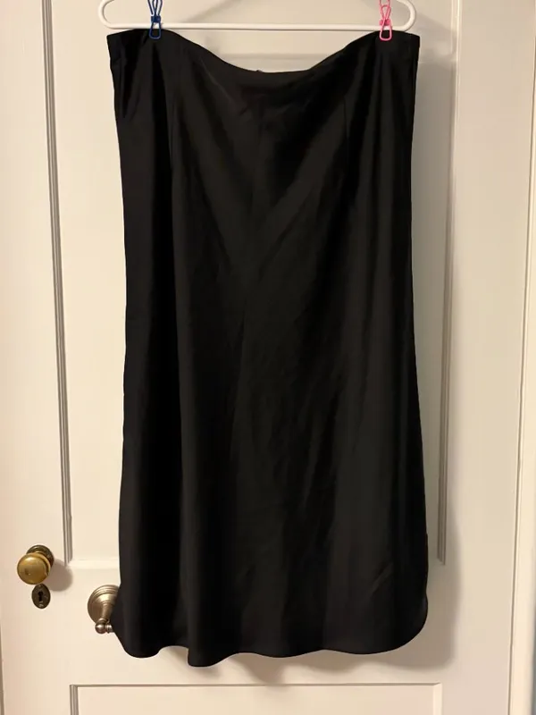 J Crew black satin midi skirt size XL classic wardrobe staple minimalist neutral - Image 3
