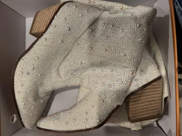 White Rhinestone cowgirl boots Size 7.5 - Image 3