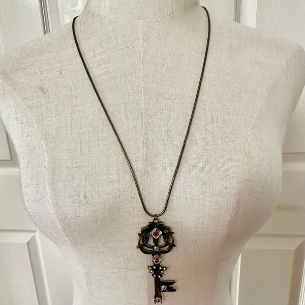 Long rhinestone key pendant necklace - Image 2