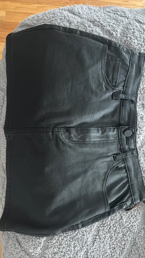 Low-Rise Mini Edikted Carly Skirt - Image 3