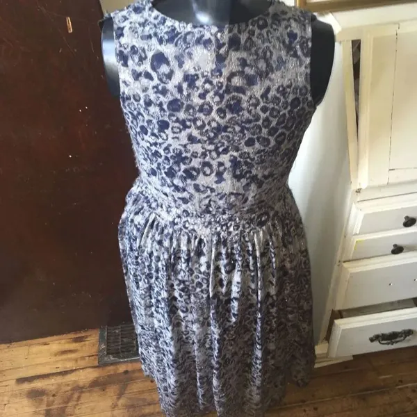 Reba blue cheetah v-neck beaded waist size 4 maxi dress - Image 4
