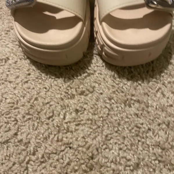 New Without Tag Beige Rubber Ssndals Size 6.5 - Image 7