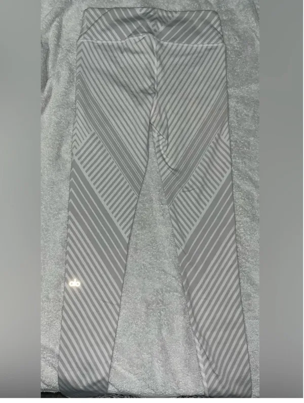Alo Yoga Santa Airbrush Leggings White Fe - Image 5