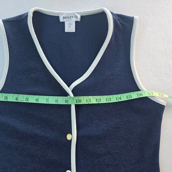 Bailey/44 Navy‎ Blue White Contrast Trim Sweater Vest Gold Crest Buttons Size M - Image 6
