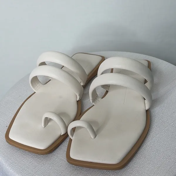 Dolce Vita White Toe Loop Flat Sandals Women’s Size 6 (B91)”✨ - Image 4