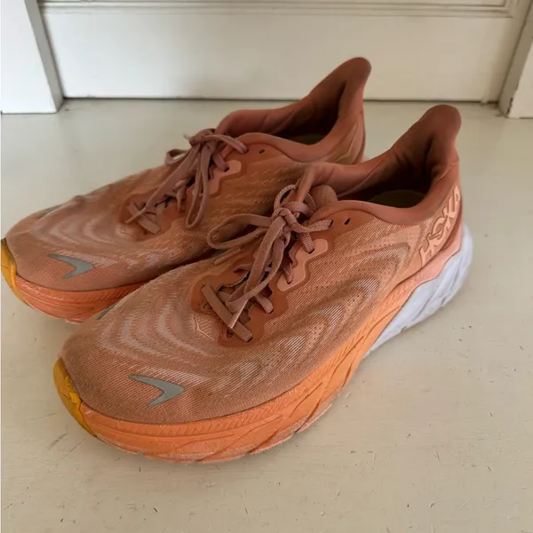 Hoka women’s coral pink Arahi 6 running shoes‎ size 9B - Image 2