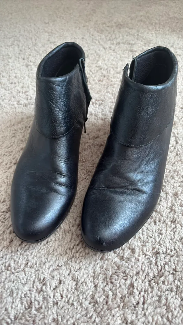 Black leather boots Munro size nine real leather - Image 4