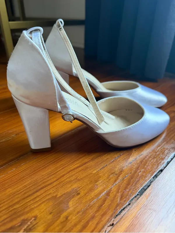 Benjamin Walk Dyeables Amanda Style White Satin Block Heel Closed Toe Pumps - Image 3