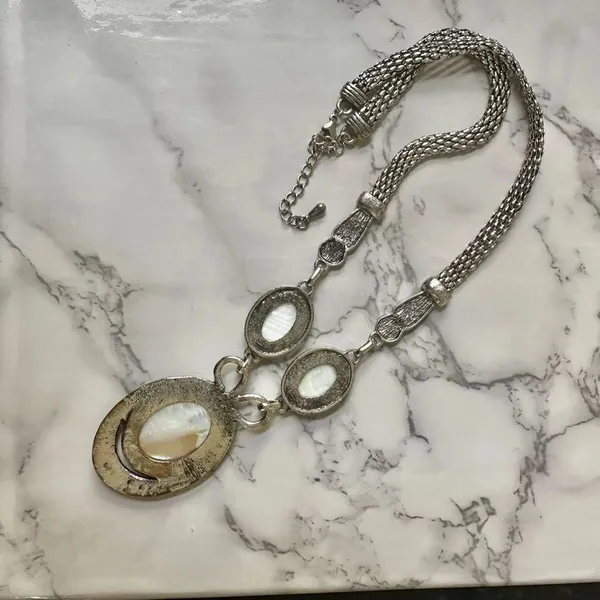 White silver tone pendant necklace - Image 6